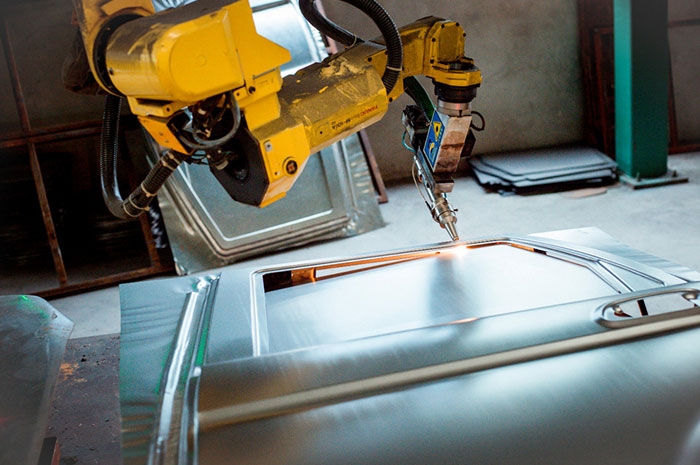 Three dimensional laser cutting